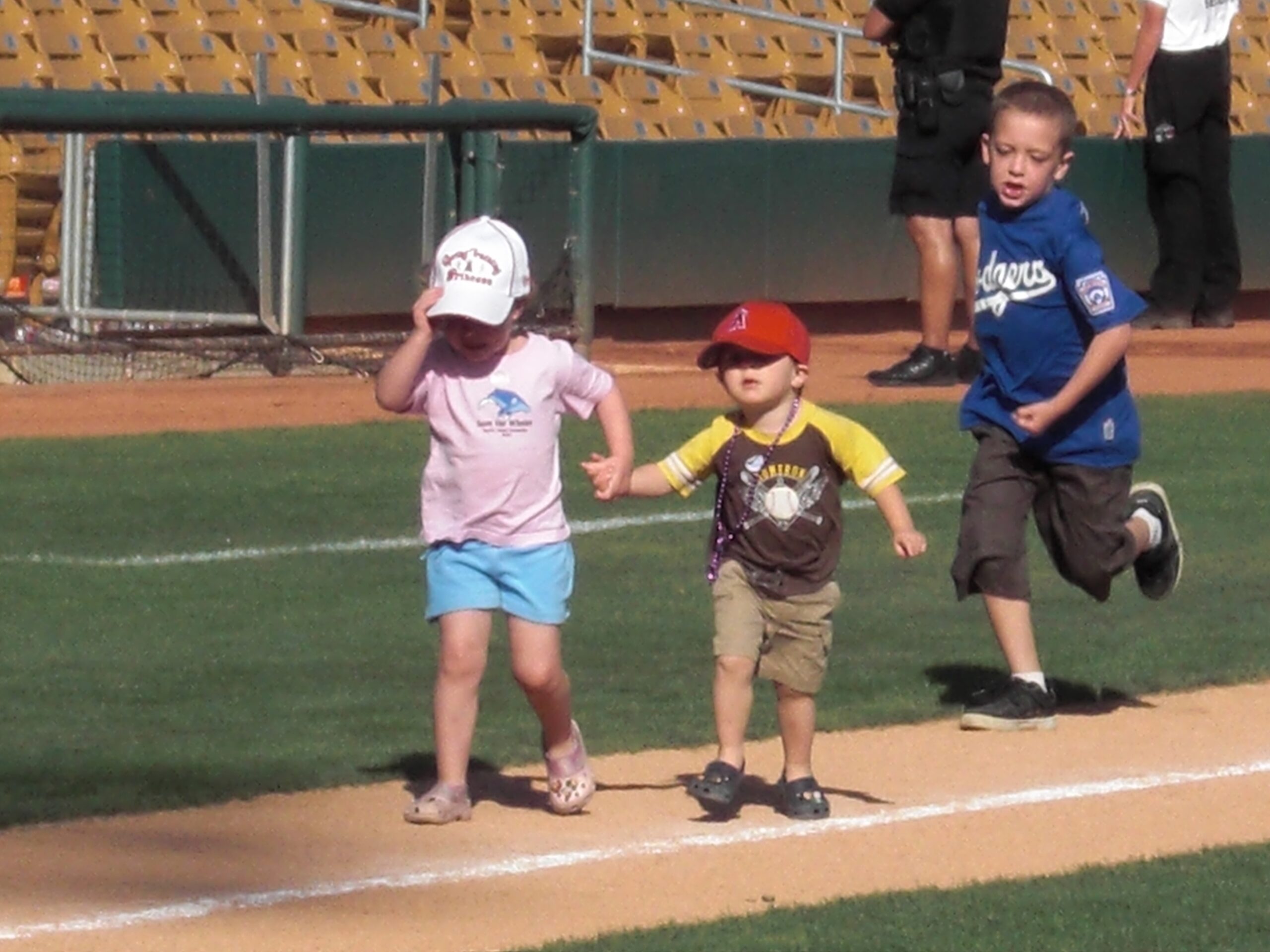 Sav & Owen get to run the bases after the game